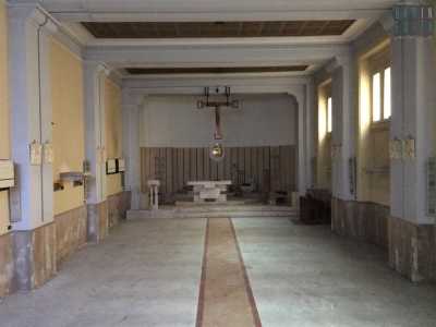 La cappella. Sul pavimento una striscia di color rosso porpora conduce all�abside circolare occupata dal presbitero rialzato di alcuni gradini rispetto al resto della chiesa, sul quale � posto un piccolo altare